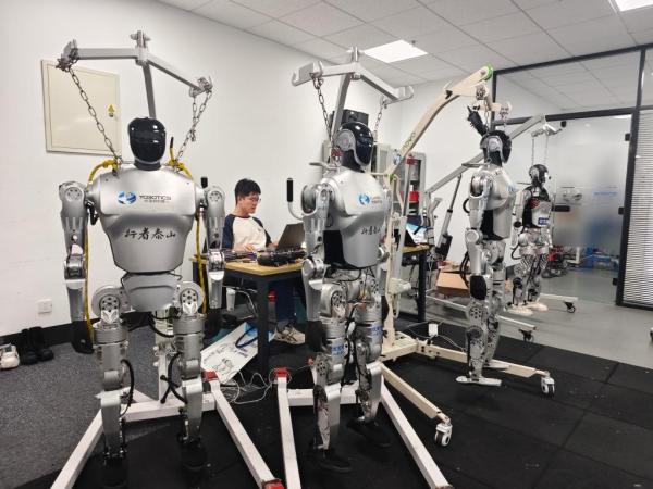 黄金周里的经济故事 工程师如何让机器人竞技更强、